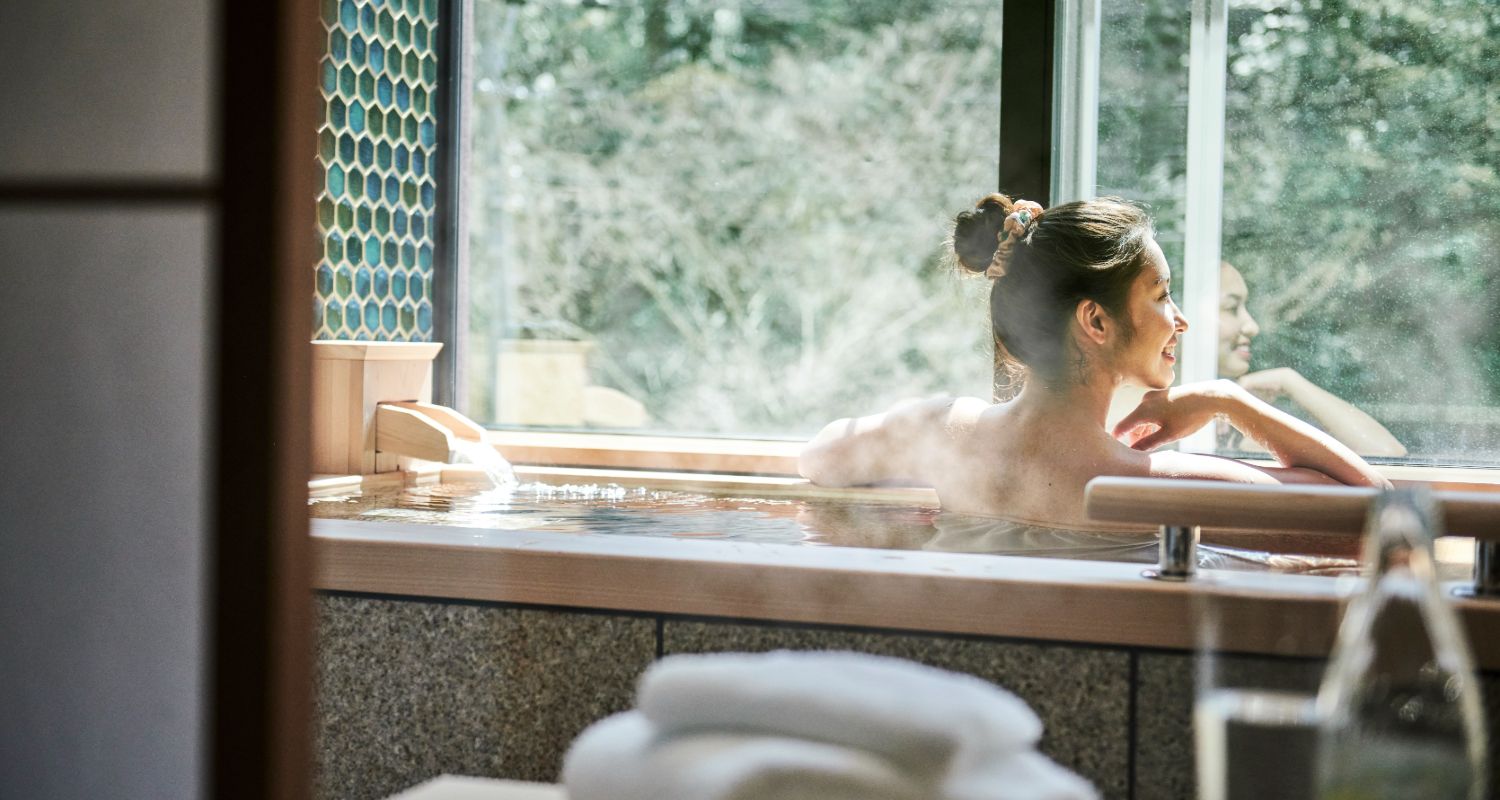 Hillside-onsen-with-model_3