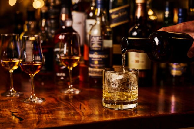 「Whisky High Ball Night」開催中！
清涼感溢れる炭酸水が織り成す、まさに芸術品とも呼べるハーモニー。
贅沢なひとときに至福のウィスキーハイボールをお楽しみください。  Whisky High Ball Night!
Whisky for NEETs or Rock Enthusiasts! Enjoy a Crisp and Refreshing Highball as the Best Way to Savor Whisky! 🥃
Promotion ongoing since February.
Choose your favorite whisky from a selection with our beverage advisor and enjoy!
-----
#hotelindigohakonegora 
#hotelindigo #IHGHotels 
#whisky #highball #HotelBar 
#箱根 #温泉旅行