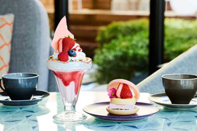 春のデザート🍨食べたいメニューを絵文字で教えてください。🫐 or 🍓
左：ベリーシェイク🫐
右：モナカデサンド　ハニー&ストロベリー🍓  Which would you like to order??🍨
Tell us what dessert you want to try by using the EMOJI below.
Left: Berry Shake🫐.
Right: Monaca de Sando Honey & Strawberry🍓.
------
#hotelindigohakonegora 
#hotelindigo #ihghotels
#季節限定 #ホテルカフェ 
#強羅 #箱根 #温泉旅行