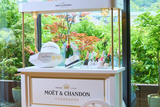 \\Moët & Chandon コラボイベント✨//
「Champagne Sunny Garden」は7月19(金)まで！
非日常の空間でお気に入りの一杯を🥂  Collaboration event+Moët & Chandon👑
"Champagne Sunny Garden" will be by Friday, July 19!
Champagne? White wine? Rose?
Find your favorite drink!🥂
------
#hotelindigohakonegora 
#hotelindigo #ihghotels 
#MoetChandon #足湯カフェ
#中庭 #箱根ホテル 
#記念日旅行 #hakone