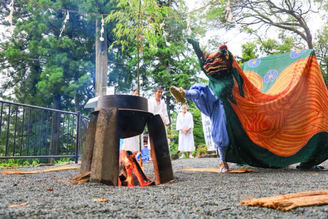 \\ 毎年7月15日開催「天王祭」⛩//
夏恒例の伝統神事、天王祭にて湯立獅子舞 湯立の舞(奉納)が諏訪神社で執り行われました。
箱根宮城野に伝わる獅子舞は、獅子が湯立をするという、全国に稀な神事芸能として国選択無形文化財並び、神奈川県の重要無形文化財に指定されています。
ホテルとしても後世に残る素晴らしい文化財として、応援しています🏴  🦁YUTATE LION DANCE
Located a walk of about 15 minutes from the hotel, Suwa Shrine is a historic Shinto shrine in the Miyagino area.
A performance of the Yutate Lion Dance is held in its precincts every July.
In this dance, the lion sprinkles hot water (yu) from a kettle on residents of the area to pray for freedom from sickness and disaster, and for plentiful harvests.
-----
#hotelindigohakonegora 
#neighbourhood 
#箱根 #箱根宮城野 
#湯立獅子舞 
#宮城野諏訪神社