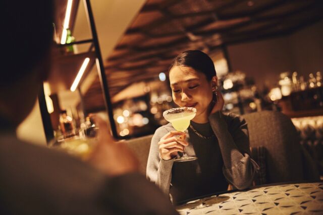 お気に入りの一杯で心地よいひとときを🍸
ハッピーアワーやディナーの後は心を和ませるおしゃべりと共に、バータイムをお楽しみください✨  Enjoy a pleasant moment with your favorite drink during happy hour or after dinner. 🍸
Savor bar time with heartwarming conversations. ✨
------
#hotelindigohakonegora 
#箱根 #温泉旅行 #hakone
#hotelbar