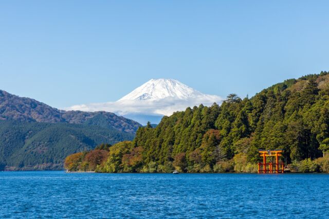 アクティブ派必見！箱根旧東海道ハイキングコース「甘酒茶屋～元箱根ルート」をご紹介！⛰️🍃
甘酒茶屋でホッとひと息ついたら、約40分のハイキングで元箱根へ🚶‍♂️
元箱根に到着したら、「旧街道杉並木」や芦ノ湖の美しい景色が広がっています🗻✨
自然と触れ合いながら、箱根の魅力をたっぷり堪能しましょう！  Hakone Old Tokaido Hiking Course “Amazake Tea House --> Moto Hakone Route”! ⛰️🍃
After taking a break at Amazake Tea House, take a 40-minute hike to Moto-Hakone: 🚶‍♂️
Once you arrive in Moto-Hakone, you will be greeted with beautiful views of the “old highway cedar trees” and Lake Ashinoko AND Mt. FUJI🗻✨.
------
#hotelindigohakonegora 
#ハイキング #箱根 #箱根旧街道 
#甘酒茶屋 #石畳