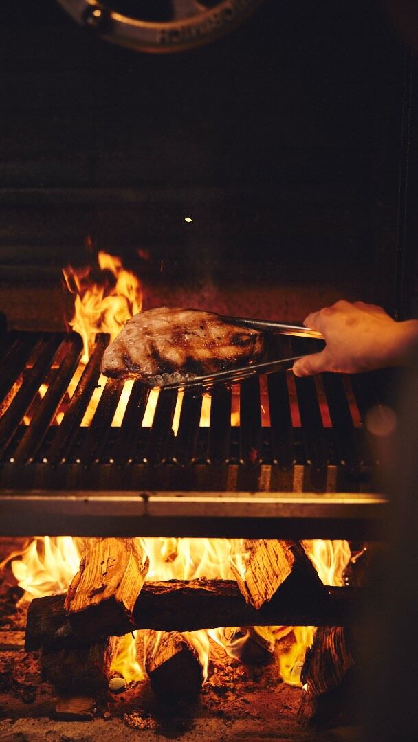 🔥 薪グリルの香ばしい香りに包まれて 🔥 
レストラン自慢の薪グリルでじっくり焼き上げた贅沢な味わい。 
箱根を感じるアートな空間で、心ほどけるひとときをお過ごしください🥂✨
 
🔥 Savor the Sizzle! 🔥
Get ready to ignite your taste buds with the irresistible aroma of our signature wood-fired grill!
✨ Indulge in perfectly grilled, luxurious flavors — a feast that’s crafted with passion and precision.
🥂 Relax, unwind, and soak in the artful ambiance inspired by the beauty of Hakone.
Your unforgettable dining experience starts here! 🍷🔥
——
#hotelindigohakonegora
#hotelindigo #RIVERSIDEKITCHEN&BAR
#ホテルディナー #薪グリル #箱根旅行
#薪グリル #dinnertime
#足柄牛 #さがみあやせポーク