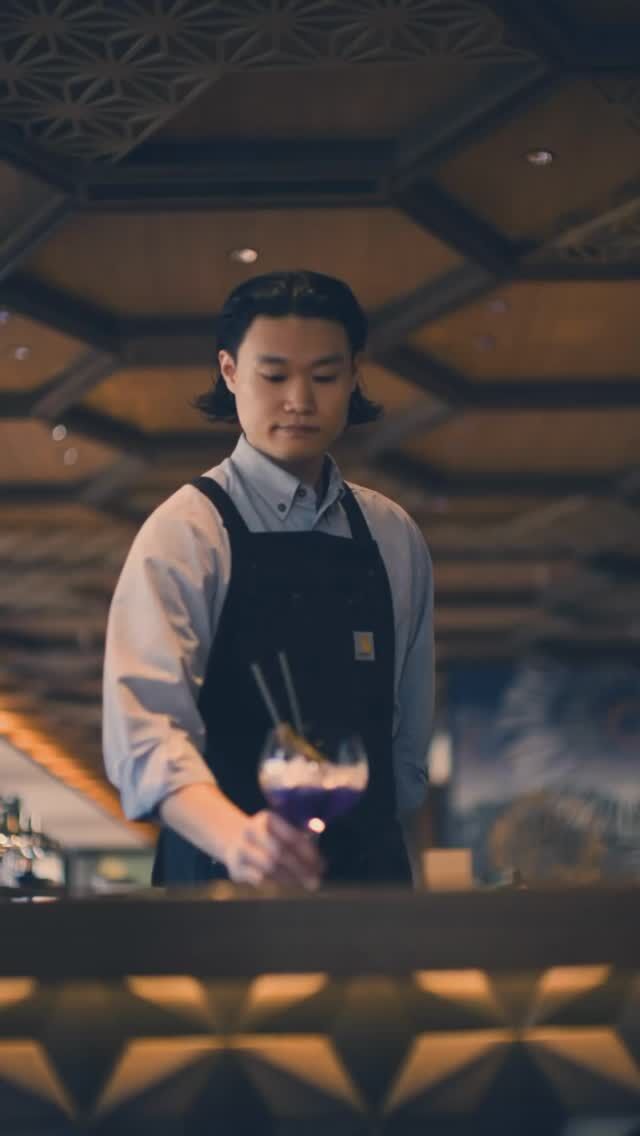Indigo（ブルー）色のジンに、柑橘のスカッシュをプラスすると、爽やかな味わいとともにちょっとしたサプライズが 💜
Hotel Indigoを訪れてくださるゲストの皆様へ、小さな感動をプレゼントできることを願ったオリジナルカクテルは、湯上りにもおすすめです👘♨（ノンアルコールもご用意しております）
 
🍹💙 A splash of citrusy sunshine meets deep indigo gin for a refreshingly bold surprise! 🌿🍊
Our signature cocktail at Hotel "Indigo" is crafted to delight—perfect for unwinding after a blissful hot spring soak. ✨♨️💆‍♀️
Non-alcoholic option available, so everyone can sip & savor! 🍹❄️
Who’s ready to indulge? 👘💙
——
#hotelindigohakonegora
#hotelindigo #originalcocktail
#温泉旅行 #箱根ホテル #強羅
#hakone #onsen #hotelbar