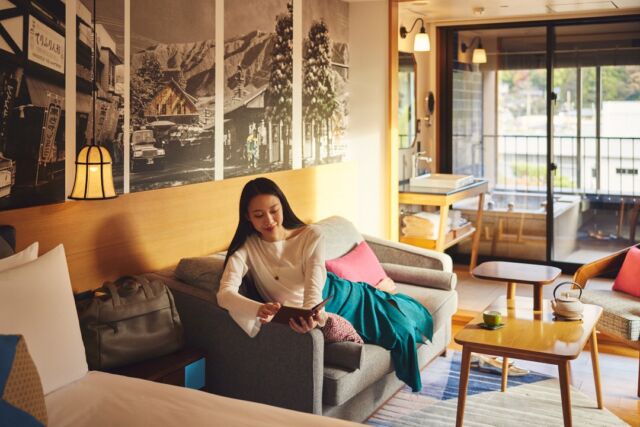 リバーサイドのお部屋のヘッドボードには、昭和初期の強羅駅の写真に遊び心溢れるタッチを。🛏🎨
自然の景色と融合した箱根らしさが詰まった空間で穏やかな時間を大切な人とともに✨  🛏🎨 Sleep with a Splash of Hakone History!
Check out the playful headboard in our Riverside Room — a creative twist on a vintage photo of Gora Station from the early Showa era! 📸✨
Surrounded by Hakone’s stunning nature, it’s the perfect spot to relax, recharge, and share special moments with your favorite people. 💕🌿
Local charm, cozy vibes, and a little history — all in one unforgettable stay!
------
#hotelindigohakonegora 
#hotelindigo #ihghotels 
#スタジオカフェシマ #強羅駅 
#箱根旅行 #gora #hakone