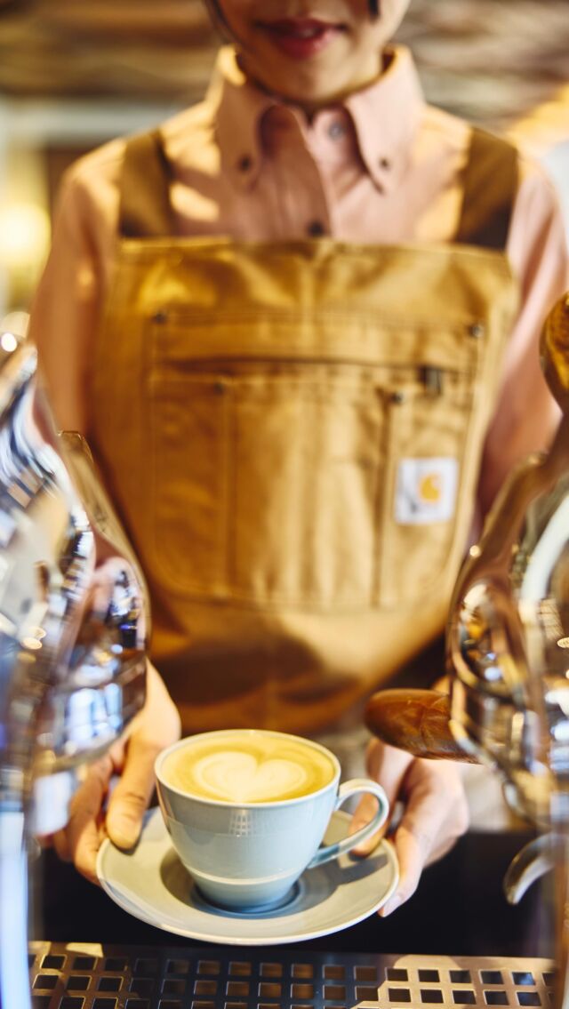 静かな時間に寄り添う一杯を☕🍃
⁣箱根の自然を眺めながら楽しむのは、小田原の老舗「スズアコーヒー」が丁寧に焙煎した特別なオリジナルブレンド。
⁣⁣朝の目覚めに。読書とともに。ディナーの余韻に。
⁣あなたのひとときを、少しだけ豊かにしてくれるコーヒーです。
⁣
📌次の箱根旅の参考に、ぜひ保存してみてください。
 
A quiet moment with a perfect cup ☕🍃
⁣Savor our original blend brewed with specially roasted beans from Suza Coffee – a beloved roastery in Odawara with a rich heritage.
⁣Perfect for a peaceful morning, a reflective afternoon, or a gentle wind-down after dinner.
⁣Let every sip bring you closer to the heart of Hakone.
⁣
📌Save this for your next relaxing getaway.
——
#hotelindigohakonegora
#hotelindigo #ihghotels
#hakone #gora #coffeetime
#箱根旅行 #強羅 #足湯カフェ
