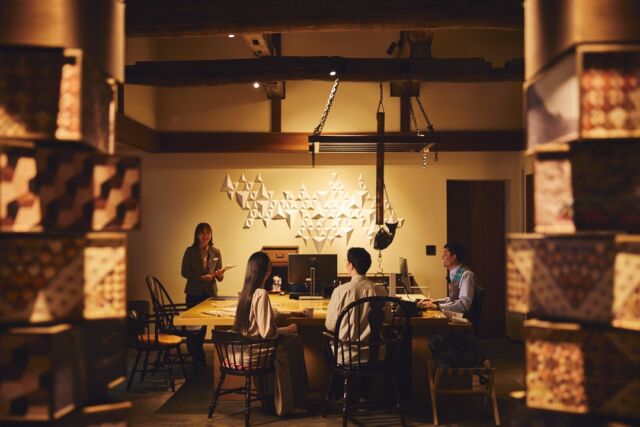 一歩足を踏み入れると、和とコンテンポラリーが響き合う空間に。👘✨
寄木細工の天井や、茶室をイメージしたフロントがそっと迎えてくれます。🍵
その瞬間から、五感でめぐる旅の物語が動き出します。🧳🍃  Step inside and feel the perfect blend of Japanese tradition and modern design. 👘✨
Look up to see a ceiling inspired by Yosegi woodcraft, and check in at a front desk that channels the charm of a traditional tea room. 🍵
From that very first moment, your Hakone story begins—full of color, culture, and a little magic. 🧳🍃
------
#hotelindigohakonegora 
#hotelindigo #ihghotels 
#箱根旅行 #温泉旅行 #強羅 #寄木細工
#hakone #gora #onsen