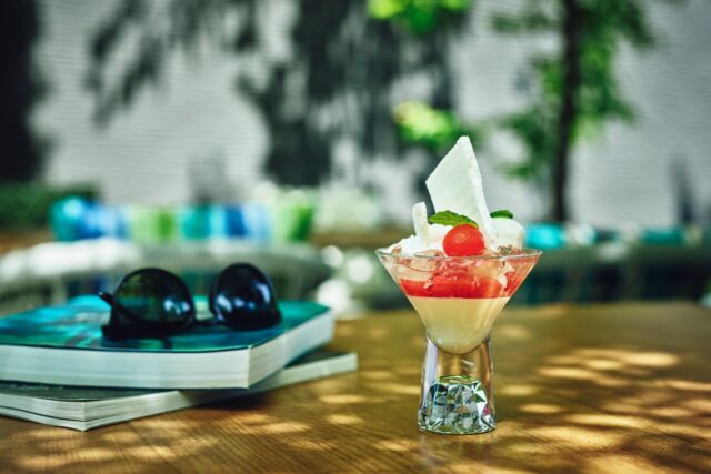 【季節限定】シーズナルパフェ "Natsugasumi"（夏霞）☀️🍉
スイカ×日本酒ジュレ×ライチソルベの、ひんやり大人パフェ。
夏を味わう、涼やかな一品をお楽しみください！✨  Introducing our “Natsugasumi” seasonal parfait
— a taste of Japanese summer. ☀️🍉
Juicy watermelon, delicate sake jelly, and lychee sorbet come together in one chilled, elegant delight.
Light, refreshing, and just a little dreamy… ✨  20歳以上限定・お車運転の方はお召し上がりいただけません
Available for guests 20+ only. Not available for those driving.
------
#hotelindiohakonegora
#hotelinidgo #ihghotels 
#夏スイーツ #日本酒 #足湯カフェ
#中庭 #hakone #gora