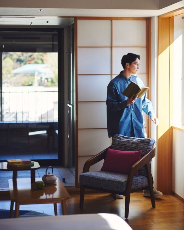 やわらかな陽射しに包まれて、ココロほぐれる時間。
どこか懐かしくて、新しい出会いがある箱根の旅へ。
天然温泉に癒されながら、じっくりと自分を整えるひとときを。  🛏 DELUXE CORNER KING WITH PRIVATE OPEN-AIR BATH  ▶詳細・ご予約はプロフィールリンクより
@hotelindigohakonegora  Bathed in sunlight, wrapped in stillness. ☀️🍃
Hakone is where nostalgia meets the new, where every soak in the onsen brings you closer to yourself. ♨️
Slow down, breathe deep, and let the journey begin. ✨  ▶ See detail via bio
@hotelindigohakonegora
------
#hotelindigohakonegora 
#hotelindigo #ihghotels 
#箱根旅行 #強羅 #温泉 
#hakone #gora #onsen