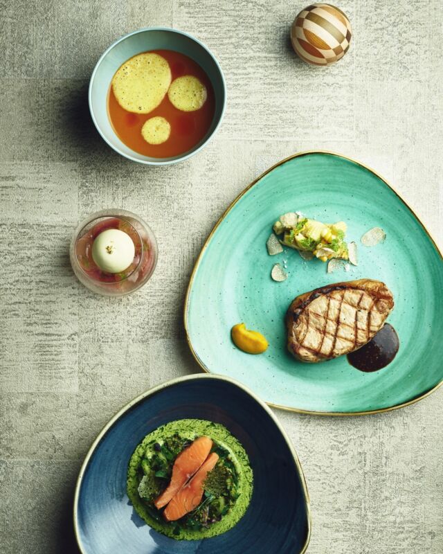 🔥薪の香ばしい香りに食欲そそられる、贅沢ディナーの時間！
旅のごちそうは「リバーサイド・キッチン＆バー」で🍽✨
地元の素材を使った一皿を、アートと伝統が調和する空間でゆったりと。
夜の箱根を、ちょっと特別に楽しんでみませんか？🥂  👉ご滞在の夜は、ぜひ😊ご予約も受付中！  ▶ ディナーの詳細はプロフィールリンクから
@hotelindigohakonegora  🍽 STANDARD COURSE  🔥 Craving something special tonight?
Treat yourself to a wood-fired dinner at Riverside Kitchen & Bar! 🍽🥩
Fresh local ingredients, bold flavors, and that amazing smoky aroma—served in a space where art meets tradition. 🥂  👉 Come hungry, leave happy. Book your table now!  ▶ See detail via bio
@hotelindigohakonegora
------
#hotelindigohakonegora 
#hotelindigo #ihghotels 
#箱根旅行 #強羅 #記念日旅行 #箱根グルメ 
#hakone #gora #anniversaydinner