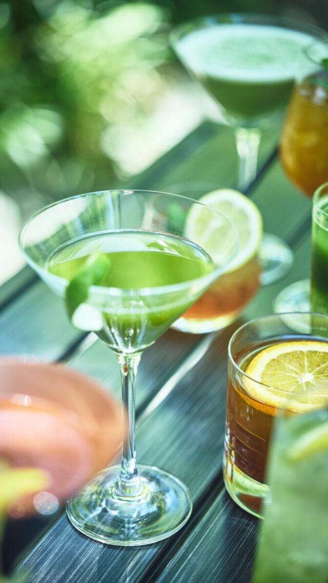 🍀涼やかな季節限定カクテル、できました！🍋
抹茶や緑茶を使った「グリーンカクテル」は、静けさと遊び心をあわせ持つ大人の一杯。🍵✨
湯上がりの夕暮れに、中庭テラスや足湯カウンターでゆったりと味わってみませんか？
自然に包まれながら、早夏の余韻にひたるひとときを。🍸🌿
👉この季節だけの味わいを、ぜひお楽しみください。
   🍀 Cool, calm, and a little playful, meet our seasonal green cocktail! 🍋
Made with matcha and green tea, it's the perfect sip for early summer in Hakone. 🍵✨
Soak, sip, and chill on the garden terrace or at the footbath counter. 🌿🍸
👉 Come try it while it’s in season!
——
#ホテルインディゴ箱根強羅  #箱根カクテル #抹茶カクテル
#足湯バー #湯上がりの一杯 #箱根旅行 #季節限定カクテル
#中庭テラス #箱根の夏 #ごほうび時間
#hotelindigohakonegora #GreenTeaCocktail #MatchaMoments
#SummerInHakone #FootbathAndFizz #SeasonalSips
#GardenVibes #HiddenGemJapan #HakoneEscape #SipAndSoak