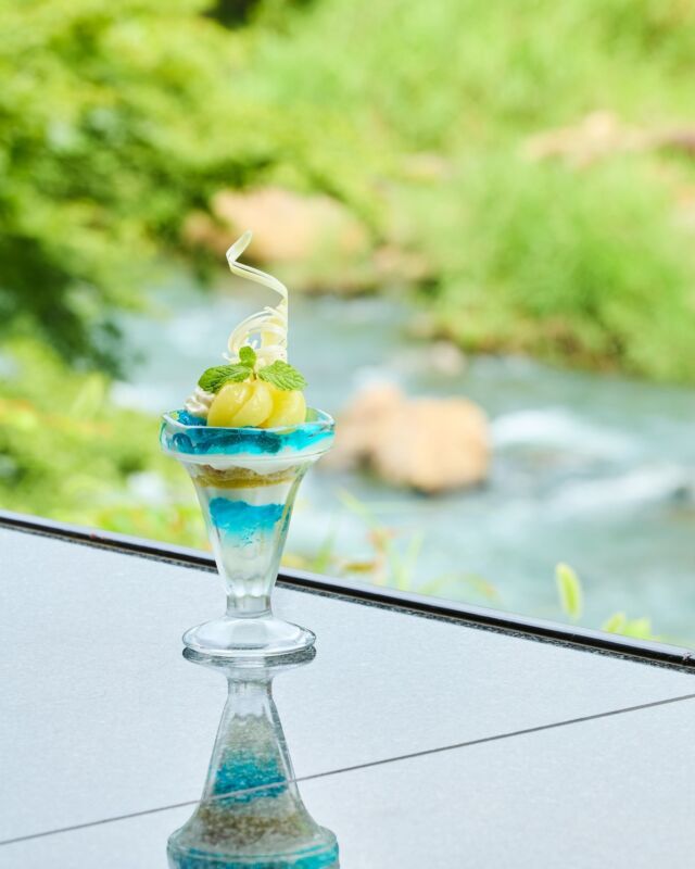 🍨足湯でくつろぐ午後に、ちょっと特別な夏のカフェタイムを☀️
温泉や早川の清流をイメージしたシグネチャーパフェ “Citrus Blue” は、
小田原レモンのマーマレードと湘南ゴールドのソルベが爽やかに香る、夏にぴったりの一品🍋✨
「湘南ゴールドって何？」と思ったあなたへ🍋
ぜひホテルに遊びに来て、爽やかでちょっぴり不思議な、この夏だけの涼やかな美味しさを実際に味わってみてください！

さらに、今だけの季節限定 “Natsugasumi（夏霞）” は、日本酒ジュレ×スイカのマリネ×ライチソルベが織りなす、大人のための贅沢な和パフェ🍉
※アルコール使用のため、20歳未満・運転を予定されている方はご遠慮ください。

👉この夏だけの味わいを、箱根の自然の中でぜひお楽しみください♨️

🍨 Slow down and enjoy a special summer treat—Hakone style! ☀️
Take a seat by the footbath and cool off with our signature parfait “Citrus Blue”.
Inspired by local hot springs and the Hayakawa River, it’s made with zesty Odawara lemon marmalade and a refreshing sorbet featuring Shonan Gold, a citrus born in the Shonan region, known for its bright, sweet flavour! 🍋✨

And don’t miss our seasonal parfait “Natsugasumi” 🍉
A grown-up treat with sake jelly, marinated watermelon, and lychee sorbet, perfect for a relaxing afternoon.
Note: Contains alcohol. Not available for guests under 20 or those who are driving.

👉 Beat the heat and treat yourself to these limited-time desserts, surrounded by the beauty of Hakone. ♨️🌿
------
#hotelindigohakonegora 
#hotelindigo #ihghotels 
#footbath #hakone #gora #teatime 
#箱根 #強羅 #季節限定