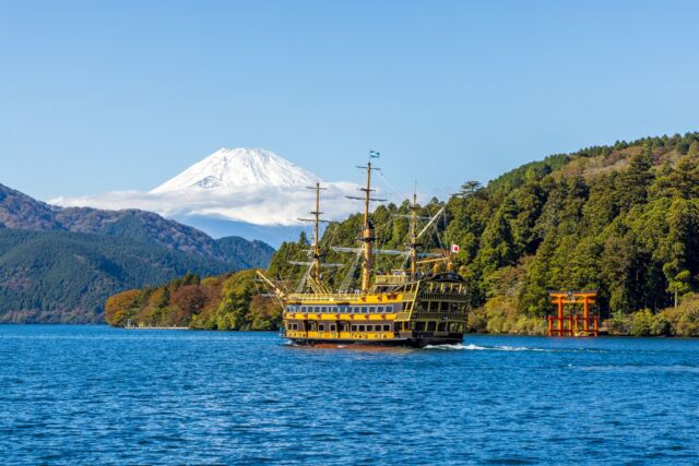 この夏、箱根で心ほどける旅を。
芦ノ湖の向こうにそびえる富士山🗻、
旧街道の杉並木に揺れる木漏れ日🌳。
たくさん歩いたあとは、
お部屋の温泉で、そっと深呼吸を。♨✨

Unwind in Hakone this summer.🌤
Gaze at Mt. Fuji over Lake Ashi🐟,
Stroll beneath cedar-lined trails in dappled light.
After a day of exploring,
Soak in your private onsen and just breathe. ♨✨
------
#hotelindigohakonegora 
#hotelindigo #ihghotels 
#hakone #gora #mtfuji #summervacation
#芦ノ湖 #富士山 #杉並木 #箱根 #夏休み
