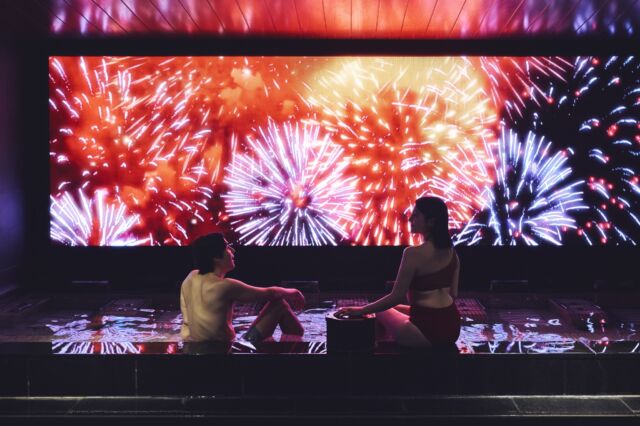 家族やカップルでも楽しめる「サーマルスプリング」👙♨️
大画面に映し出される箱根の四季を眺めながら、
日常を忘れる贅沢なリラックスタイムを✨
スマホの持ち込みもOKなので、
夏の特別な瞬間をぜひ写真に残してください📸

Escape the everyday and unwind in our Thermal Spring, set in the serene hot spring town of Hakone.
Immerse yourself in soothing waters as Hakone’s four seasons come alive on a panoramic screen. 🌸🌿🍁❄️
Bring your phone—snap those unforgettable summer vibes! 📸📱
------
#hotelindigohakonegora 
#hotelindigo #ihghotels 
#hakone #gora #onsen #Thermalspring
#summervacation #hanabi