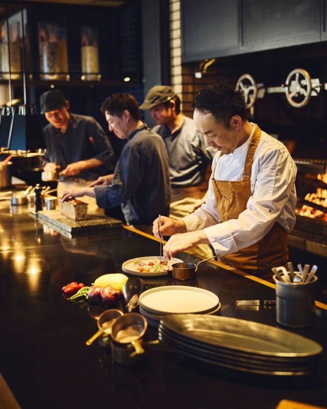 総料理長・坂本啓が贈る、9月からの新ディナーメニュー🔥
「シェフズスペシャルコース」は、薪火の香りと地元食材の恵みを贅沢に織り込んだ渾身のフルコース🍽
ひと皿ごとに広がる香りと彩り──
箱根の秋を纏う、美食の時間をご堪能ください🥂🍂

詳細はプロフィールリンクから
@hotelindigohakonegora

🍂🔥 New Autumn Flavors Arrive this September! 🔥🍂
Experience Executive Chef Kei Sakamoto’s Chef’s Special Course — a seasonal full-course dinner celebrating local ingredients and the rich, smoky aroma of wood fire. 🍽✨
Every plate captures the beauty of Hakone’s autumn, crafted to delight both the eyes and the palate. 🥂🍁

👉 Check the details via our bio
@hotelindigohakonegora
--------
#hotelindigohakonegora 
#hotelindigo #ihghotels 
#hakone #gora #anniversarytrip 
#箱根 #強羅 #記念日ディナー #記念日旅行