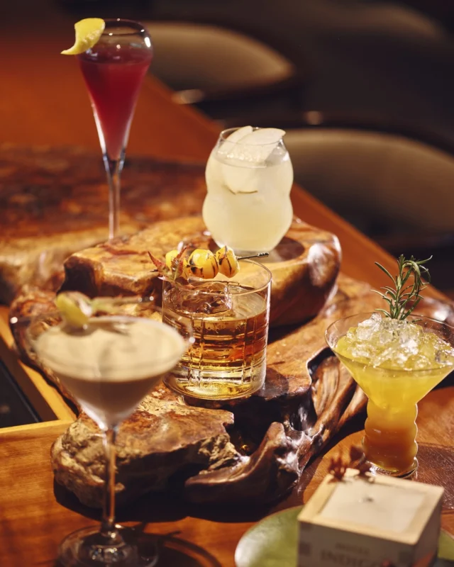 秋から冬へ、季節の移ろいを感じる一杯🌰🍂
静かな箱根の夜に寄り添う時間を、バーカウンターでゆったりと🍸

🍂 From autumn to winter, sip a cocktail that captures the magic of the changing seasons.
Settle into the bar in Hakone, let the night flow softly, and treat yourself to a moment just for you. 🍸
👉 Join us for a cozy seasonal escape.
------
#hotelinidgohakonegora
#hotelindigo #ihghotels 
#hakone #gora #温泉旅行