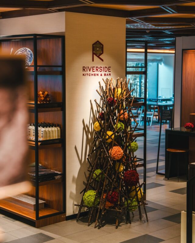 今年のホリデーシーズンは、ニコライ バーグマン フラワーズ & デザインによる
フラワーディスプレイで皆様をお迎えいたします！
箱根の自然からインスパイアされた竹やあじさいを使用したユニークなツリー、
バーカウンターを彩る “あじさいボール” のアレンジメントが、館内を華やかに彩ります。

さらに、ネイバーフッドのニコライバーグマン箱根ガーデンズでは、
ゴールドやレッドが大自然の中で輝く、ホリデーシーズンだけの特別な景色をお楽しみいただけます。
12/20(土)・12/21(日)には、一年に一度のイルミネーションウィークエンドナイトも開催されます。

温泉で癒され、心安らぐ冬の箱根旅をぜひ。❄️🌿

@nicolaibergmann_hakonegardens
ホテルから車で約10分

📌 保存して、冬のお出かけ計画に！

Enjoy a unique holiday vibe with bamboo & hydrangea décor made by Nicolai Bergmann Flowers & Design throughout the hotel.

About Hydrangeas (Ajisai):
Hydrangeas are a beloved Japanese flower, known for their big round blooms.
They come in many colors... blue, pink, purple and typically bloom in early summer.
Hakone is famous for them too!! its “Hydrangea Train” is a popular seasonal attraction.

Just 10 minutes away, @nicolaibergmann_hakonegardens glows with gold and red holiday colors.
On Saturday, December 20, and Sunday, December 21, the once-a-year Illumination Weekend Night will also be held.

Relax in the hot springs and enjoy a cozy winter escape. ❄️🌿
📌 Save this post for your winter plans!
#hotelindigohakonegora
#nicolaibergmann_hakonegardens #nicolaibergmann