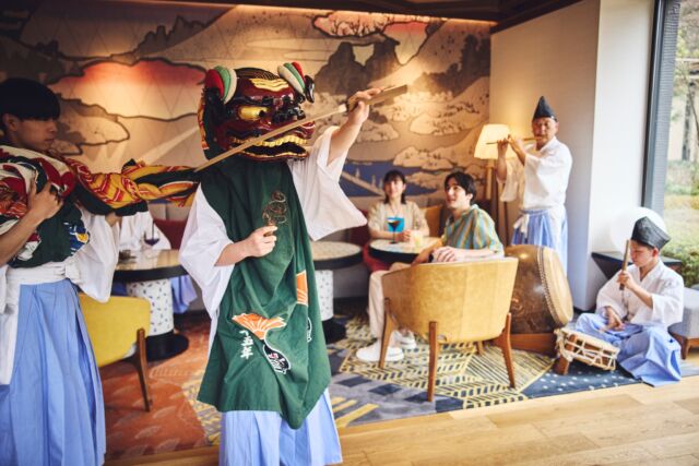 2025年もいよいよカウントダウンが近づいてきました。
ホテルから徒歩約15分の宮城野諏訪神社では、新年を迎えると同時に特別な新春行事が行われます。（2026年1月1日 0:00～0:30予定）
神聖な獅子舞の奉納を鑑賞したり、初詣で新たな一年の祈願をしたり、心温まる年明けをお楽しみください。
さらに、1月1日朝10時頃からは、ホテル内でも縁起の良い新年の幕開けを彩る獅子舞「一本剣の舞」をご披露いたします。この機会をどうぞお見逃しなく！

As 2025 draws to a close, welcome the New Year in Hakone 🎍✨
Just a 15-minute walk from the hotel, Miyagino Suwa Shrine will host a special midnight celebration as the clock strikes 12:00.
Enjoy a sacred lion dance and your first shrine visit of 2026, an unforgettable way to start the year on a meaningful note.

And the celebration continues! 🥁
From around 10:00 AM on January 1, the hotel will welcome the New Year with the powerful lion dance “Ippon Tsurugi no Mai” (One Sword Dance).

🎊 Start 2026 with tradition, energy, and good fortune
📌 Save this and plan your New Year stay with us
----------
#hotelindigohakonegora
#箱根 #温泉旅行 #初詣 
#宮城野諏訪神社 #獅子舞