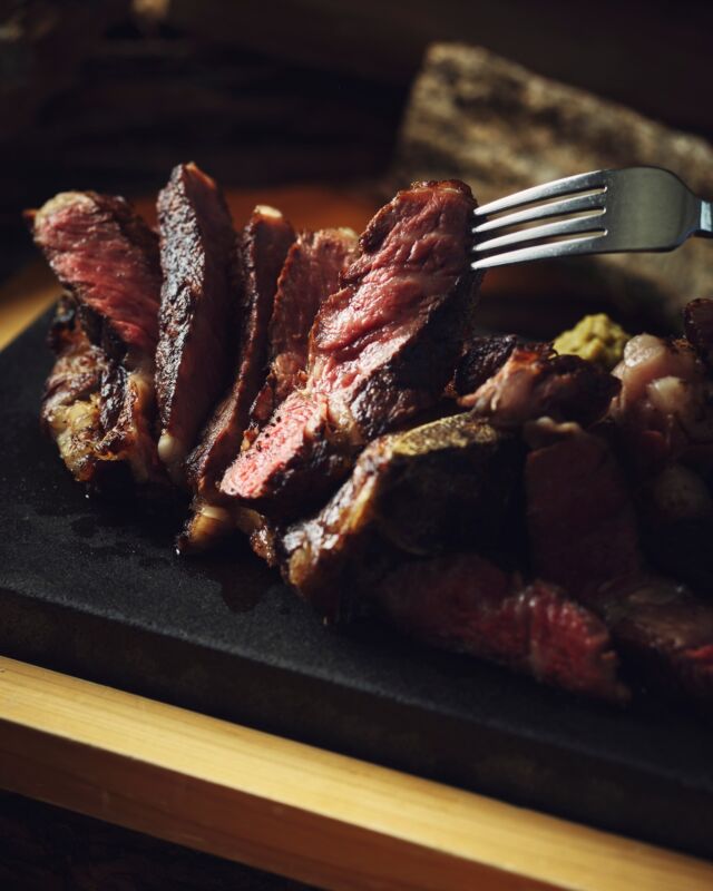 🔥 薪の炎でじっくり焼き上げた、和牛トマホーク。
立ちのぼる香ばしい香り、噛むたびに広がるジューシーな旨み。
ちょっと特別な夜に、五感で楽しむごちそうディナーを🥂
👉 詳しくはプロフィールからチェック！

🥩 Wagyu Tomahawk, slow-grilled over a wood fire
Deep smoky aromas and melt-in-your-mouth juiciness in every bite.
A relaxed yet unforgettable dinner, perfect for a special night. ✨🍷
👉 Tap the link in our bio to discover more!
------
#hotelindigohakonegora 
#riversidekitchenandbar
#wagyu #箱根旅行 #強羅