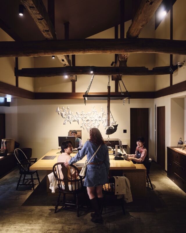 強羅公園「白雲洞茶苑」をイメージした、囲炉裏のあるフロントデスク。🍵
どこか懐かしくて、箱根らしい空間から、ゆったり旅のはじまりです。

2–5枚目：強羅公園「白雲洞茶苑」
📌 あとで見返せるように保存してね

Our front desk is inspired by an irori hearth from Hakone Gora Park’s Hakuundo Chauen 🍵
A cozy, nostalgic space where your Hakone journey begins—nice and easy.

Images 2–5: Hakuundo Chaen at Gora Park
📌 Save this for your Hakone trip
------
#hotelindigohakonegora 
#hakone #gora