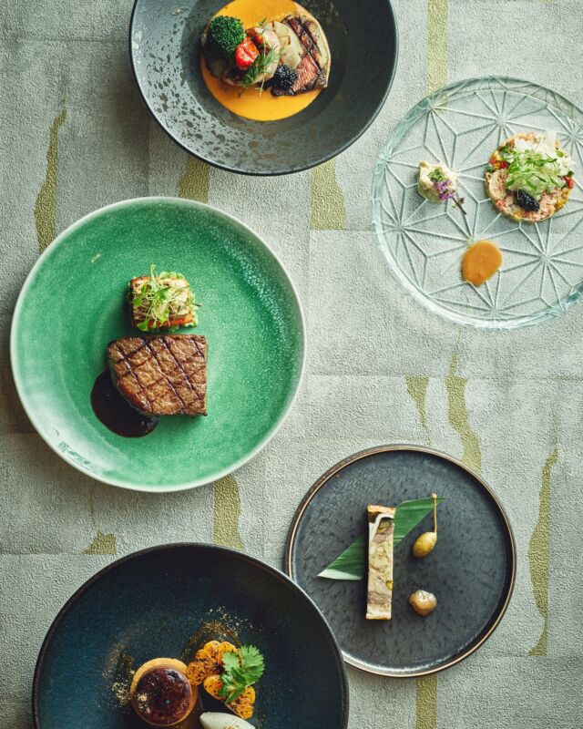 特別な一日を、記憶に残るひとときへ🥂 
薪の炎がゆらめくキッチンから生まれる、シェフズスペシャルコース！🍽🔥 
食材の滋味深さ、薪火がもたらす奥行きある香り。 
一皿ごとに広がるストーリーが、大切な方との時間をより豊かに彩ります。

▶ ご予約はプロフィールリンクから
@hotelindigohakonegora

Celebrate birthdays, anniversaries, or any special moment in Hakone 🥂✨
Our Chef’s Special Course, cooked over glowing wood-fire flames, brings out the rich flavors of local ingredients and that irresistible smoky aroma. 🍽🔥
A warm, memorable dinner to share with someone you love.

▶Reservations are available via the link in our profile.
@hotelindigohakonegora

------
#hotelindigohakonegora 
#hakone #記念日旅行 #温泉旅行