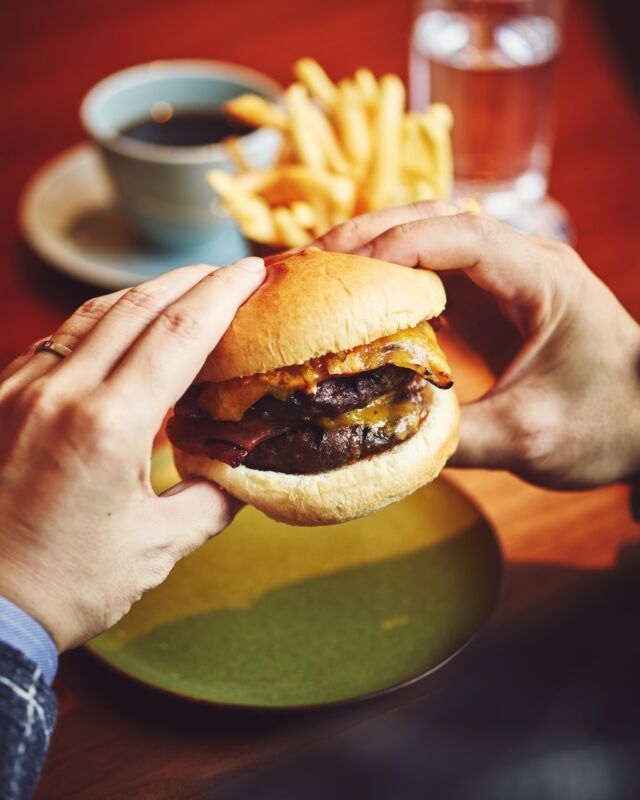 薪グリルで香ばしく焼き上げた、こだわりのリバーサイドバーガー！🍔
ジューシーな旨みが広がる、満足感たっぷりのランチタイムをお楽しみください。

▷ ご予約はプロフィールリンクから
@hotelindigohakonegora

Our signature Riverside Burger, grilled over a wood fire. 🍔🔥
Juicy, smoky, and full of flavor - perfect for a satisfying lunch in a space inspired by Hakone’s nature and history. 🌿

👉 Find out more via the link in our profile
@hotelindigohakonegora
------
#hotelindigohakonegora 
#箱根ランチ #温泉旅行