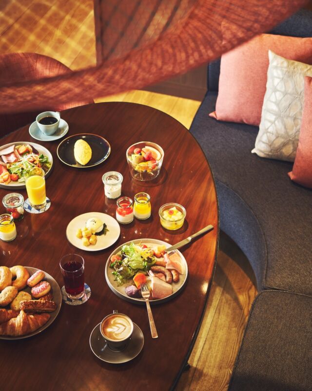 好きなものを好きなだけ楽しむ朝食ビュッフェ！
薪グリルで焼き上げるベーコンやソーセージ、
ライブキッチンで仕上げる出来立てのオムレツ。
自分好みのベーグルサンドやエッグベネディクトを作る楽しみも。🥯
ゆったりとした朝のひとときをお過ごしください✨

Enjoy your morning your way at our breakfast buffet ☀️
From wood-fired bacon and sausages to freshly made omelets at our live kitchen 🍳
Build your own bagel sandwich or eggs benedict just how you like it 🥯
A relaxed start to your Hakone day ✨
------
#hotelindigohakonegora 
#hotelindigo #hakone #温泉旅行
