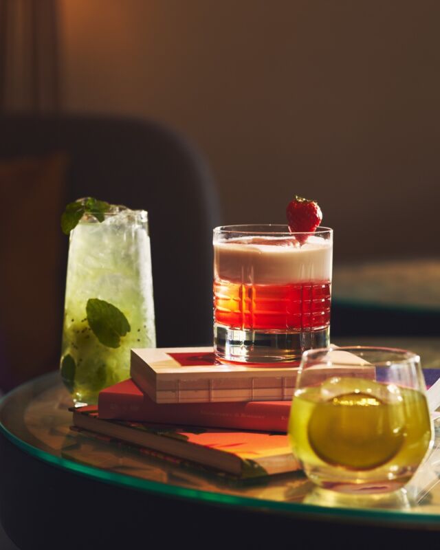 箱根で、自分らしく楽しむ春🌸
リバーサイド・キッチン＆バーでは、春を感じる季節限定のカクテルをお楽しみいただけます🍸
中庭のテラス席や足湯で、思い思いのひとときを。

Spring, your way in Hakone 🌸
At Riverside Kitchen & Bar, enjoy seasonal cocktails inspired by spring 🍸
Unwind on the terrace or at the footbath, moments your way ✨
------
#hotelindigohakonegora 
#hakone #sakura #温泉旅行