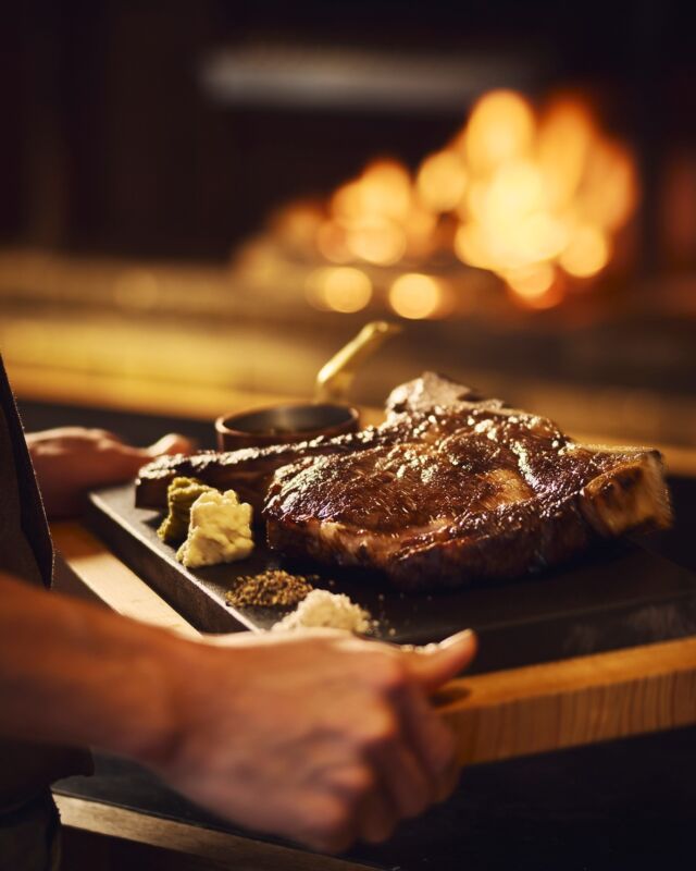 薪グリルで丁寧に焼き上げた、和牛トマホーク🔥
旨みと香ばしさが織りなす、奥深い味わい。
素材の魅力が際立つ、贅沢な一品です✨

Our wagyu tomahawk, carefully grilled over an open flame 🔥 
Rich umami unfolds in every bite. 
An indulgent dish, letting the ingredients shine.
-----
#hotelindigohakonegora 
#薪グリル #箱根グルメ #箱根旅行