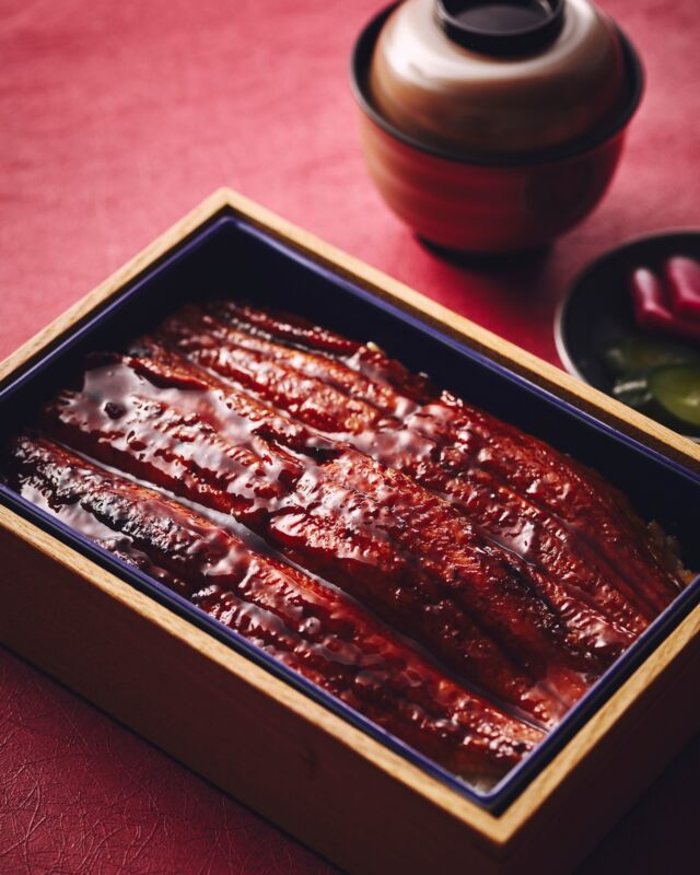 薪グリルで仕上げる、こだわりのうな重🔥
「RIVERSIDE KITCHEN & BAR」では、ランチ限定メニューの「うな重」をお楽しみいただけます。
やわらかな薪火が、うなぎの旨みと脂の甘みをいっそう引き立て、皮はカリッと香ばしく仕上げています。
箱根観光途中のランチにも、ぜひお立ち寄りください。

Carefully finished over a wood-fire grill, this is our signature UNAJU (grilled eel served over rice in a traditional lacquered box).

The gentle heat of natural wood enhances the eel’s rich umami flavor and delicate sweetness of its fat.
The skin is lightly crisp and fragrant, while the inside remains tender and juicy.

This unique wood-fire technique creates a new texture and depth of flavor offering a memorable taste experience.

------
#hotelindigohakonegora
#うな重 #箱根観光 #温泉旅行