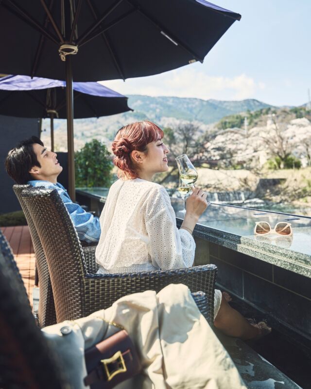 中庭の足湯で、ゆるやかに整う時間♨
今だけの季節限定カクテルを片手に、
自然に囲まれて過ごす、穏やかなひととき🍸
何もしない贅沢を、ここで。

Unwind in the courtyard footbath, as your body and mind gently reset. 
With a limited-time seasonal cocktail in hand, ease into a quiet moment in nature. 🍸🍃
------
#hotelindigohakonegora
#hakone #温泉旅行 #足湯