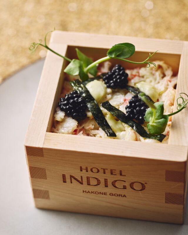 Chef’s Special Course — Amuse「ズワイ蟹のタブレ」

蟹とタブレというトラディショナルな組み合わせを、酒升に盛り付けた“ちらし寿司”スタイルで。
山葵マヨネーズで和えた蟹のほんのりピリッとしたアクセントと、
バジル香るタブレに春野菜のやさしい味わいが重なります。
海苔とアブルーガを添え、和と洋が調和する一皿に。
シェフズスペシャルコースでのみ出会える、特別なAmuseです。

▷詳細はプロフィールリンクから
@hotelindigohakonegora

Snow Crab Taboule
Japanese “Chirashi-Sushi” Style

Chef’s Special Course — AMUSE

A traditional pairing of crab and tabbouleh, presented in a sake masu in the style of chirashi sushi.
The crab is dressed with wasabi mayonnaise for a gentle, piquant touch,
while the basil-scented tabbouleh is combined with fresh spring vegetables.
Finished with nori and avruga, creating a harmonious blend of Japanese and Western elements.
A special amuse available only with our Chef’s Special Course.

▷ Tap the link in our profile
@hotelindigohakonegora 

------
#hotelindigohakonegora 
#dinnercourse #anniversarytrip 
#hakone