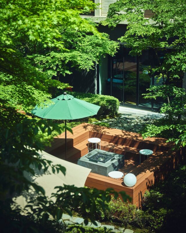 新緑が美しい季節🌿
中庭を包むやわらかな光の中、
早川を望む足湯カウンターやテラス席で、
お気に入りの一杯とともに穏やかなひとときを🥂✨

The season of vibrant greenery has arrived in Hakone. 🌿 
Surrounded by soft light in our courtyard, enjoy a peaceful moment with your favorite drink at our footbath counter overlooking the Hayakawa River or in our outdoor seating area. 🥂✨
------
#hotelindigohakonegora
#hakone #温泉旅行 #足湯 
#全室温泉風呂付
