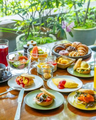 一日の始まりを、少し特別に。 
柔らかな朝の光に包まれる朝食レストラン。
出来立てのオムレツや、彩り豊かなフルビュッフェをお楽しみください✨

Make the start of your day a little more special.
Surrounded by soft morning light, enjoy a relaxing breakfast experience.
Savor freshly made omelets and a colorful full buffet breakfast. ✨
---
#hotelindigohakonegora 
#箱根旅行 #温泉旅行