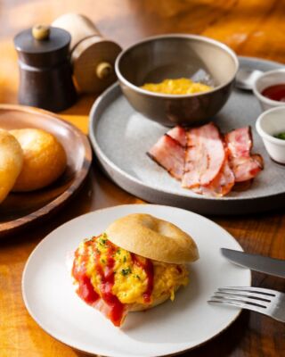 朝のひとときを、自分らしく。
朝食ビュッフェでは、お好みのパンにお好きな具材を組み合わせて、オリジナルサンドイッチをお楽しみいただけます。
ベーコンやスモークサーモン、生ハムなど、その日の気分に合わせて選ぶひとときも、旅の楽しみのひとつ。
キッチンスタッフおすすめの組み合わせも、ぜひお試しください🥯🥓

Build your morning, your way. 
At our breakfast buffet, build your own sandwich with your choice of bread and favorite ingredients. From bacon and smoked salmon to prosciutto and more, choosing what suits your mood is all part of the breakfast experience. Take inspiration from some of our kitchen team's favorite combinations. 🥯🥓

---
#hotelindigohakonegora 
#sandwich #breakfast #hakone