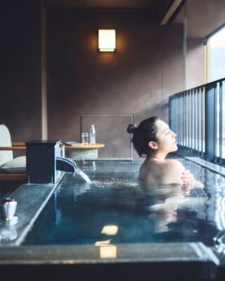 箱根の文化に着想を得た空間と、露天風呂で過ごす癒しの時間。
広々としたリビングルームで思い思いにくつろぎ、心ほどけるひとときを。
プレミアスイートで、箱根ならではの贅沢な時間をお楽しみください。

A space inspired by Hakone's rich culture, where every moment is designed for relaxation.
Unwind in the spacious living room and enjoy a moment of tranquility in your private open-air bath.
Experience the luxury of a Premier Suite and discover a stay that is uniquely Hakone.
---
#hotelindigohakonegora 
#hakone #summervacation