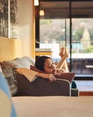箱根で、何もしない贅沢を。

客室の温泉風呂にのんびり浸かり、
湯上がりはソファでゆっくりと。

静かな時間を過ごす、そんな余白も、旅の楽しみのひとつ。

Embrace the luxury of doing nothing in Hakone.

Take your time soaking in your private hot spring bath,
then unwind on the sofa after your bath.

Slow down, settle in, and enjoy the quiet moments.
Sometimes, that’s what makes a journey memorable.
---
#hotelindigohakonegora 
#hakone #温泉旅行