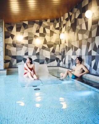 心ほどける湯♨

サーマルスプリングでは家族や友人とくつろぎ、 
客室のプライベート温泉では、自分だけの時間を。 

箱根の自然を感じながら、 思い思いに過ごす温泉ステイを。

Unwind and soak in the moment.🛀

Relax with family and friends at our Thermal Spring,
then enjoy some quiet time to yourself in the private hot spring bath in your room.

Surrounded by the beauty of Hakone,
take your time and enjoy a stay at your own pace.
---
#hotelindigohakonegora 
#onsen #Thermalspring