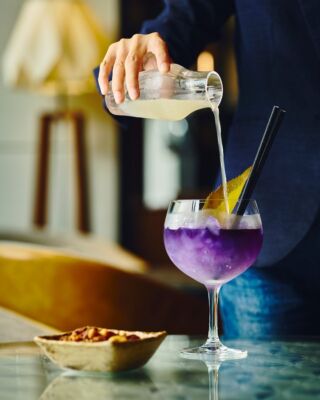 旅のはじまりも、一日の終わりもリバーサイド・キッチン＆バーで🍸

チェックイン前は、シグネチャーカクテルで旅のはじまりの一杯を。 
夜は浴衣に着替え、大切な人とゆっくり語らう時間を。 

その時々の気分で、お気に入りの一杯をお楽しみください。

From the beginning of your journey to the end of the day, enjoy your time at Riverside Kitchen & Bar.🍸

Before check-in, start your Hakone stay with a signature cocktail.
In the evening, slip into a yukata and unwind with someone special.

Take your time and enjoy a drink you love.

---
#hotelindigohakonegora 
#hakone