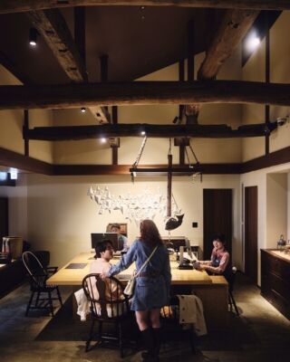 そのままの箱根をデザインに。
一歩足を踏み入れた瞬間から、
コンテンポラリースタイルのデザインと和の伝統が融合した世界が目の前に。
立体的な寄木細工の文様が刻まれた板張りの天井。
洗練されたミニマムな装飾が印象的なインテリア。
それぞれの場所の特徴、由来など、ぜひお楽しみください。

Discovering a New Japan in Hakone.
Once a bustling post town during the Edo period, Hakone has preserved much of its historic charm to the present day. Here, a unique blend of tradition and craftsmanship unfolds before your eyes, offering an artistic world rooted in Japanese culture. The intricate details of traditional arts and customs are complemented by the distinctive flair of Hotel Indigo, resulting in a refined interior adorned with sophisticated decor. It’s the kind of place that makes you want to return time and time again.
---
#hotelindigohakonegora 
#artwork #hakone #寄木 #温泉旅行