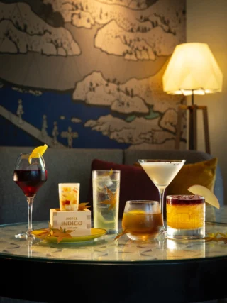 この秋、どの一杯を選ぶ？🍁
秋の景色をイメージした、6つのシーズナルカクテル🍸
RIVERSIDE KITCHEN & BARで、
秋の一杯をお楽しみください。

Which one will you choose this autumn?🍁
Six seasonal cocktails inspired by the colors and scenery of autumn.
Enjoy a taste of autumn at RIVERSIDE KITCHEN & BAR.
—-
#hotelindigohakonegora
#seasonalcocktails 
#hakone

Autumn Haze （秋霞） 
Gin, Homemade Apple Jelly, Sparkling Wine

Autumn Moon （秋月） 
Bourbon Whisky, Charteuse, Grated Fresh Apple, Apple Juice, Syrup, Red Wine

Moonlit Night （月夜） 
Bourbon Whisky, Amaretto, Frangelico, Perino, White Seasame Paste, Egg White Powder

Autumn Sunset （秋の夕日）
Brandy, Homemade Hojicha Syrup,Angostura Bitters

Crimson Autumn （深紅の秋）
White Rum, Pomegranate Juice, Apple Juice, Lemon Juice, Syrup

Amber （琥珀）
Gin, Dry Vermouth, Angostura Bitters, Honey, Soda