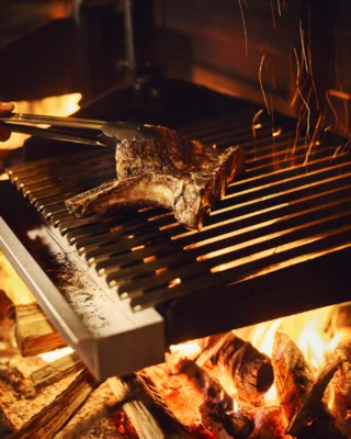 薪グリルでじっくり焼き上げた、贅沢な和牛トマホーク！🔥
口いっぱいに広がる旨みと香ばしさに、思わず笑みがこぼれる一品です😊

Slow-grilled over a blazing wood fire, our Wagyu Tomahawk is pure indulgence. 🔥
Rich, smoky, melt-in-your-mouth flavor, every bite is a moment of happiness. 
---
#hotelindigohakonegora 
#薪グリル #hakone